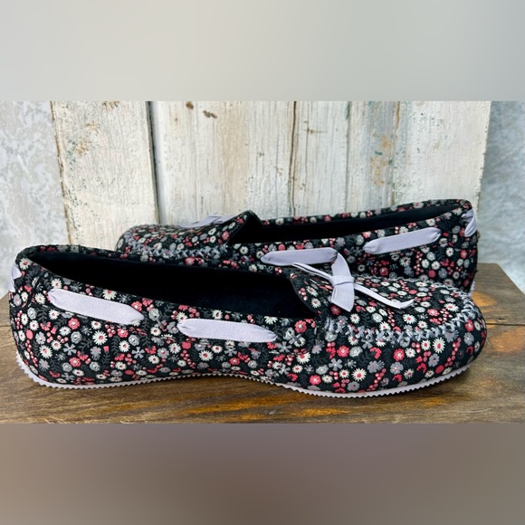 UGG Heart Belle Moccasin/Loafers, Casual Moccasins/Slipper - Picture 5 of 8